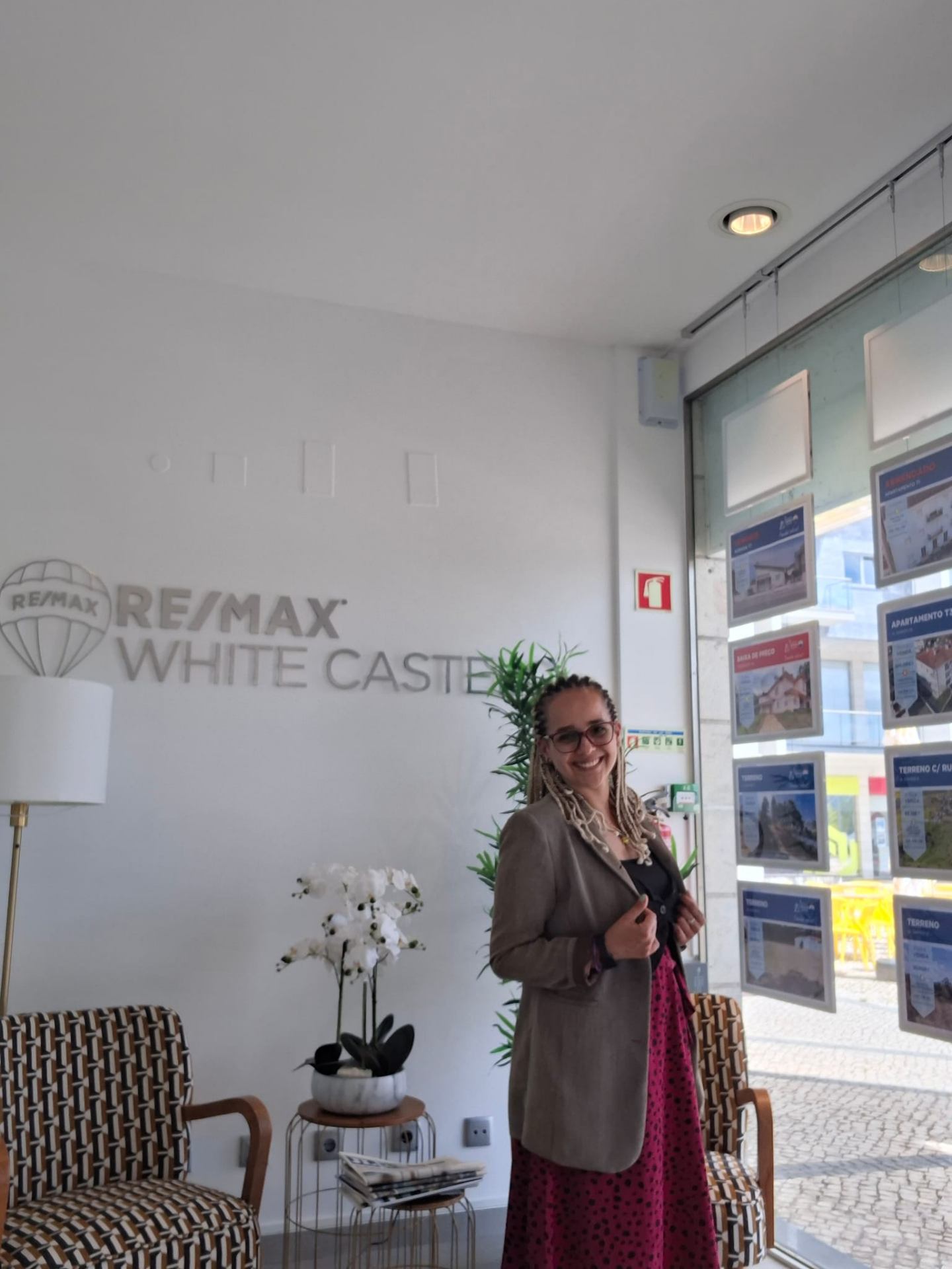 Miriam Castro a sorrir no escritório RE/MAX White Castelo