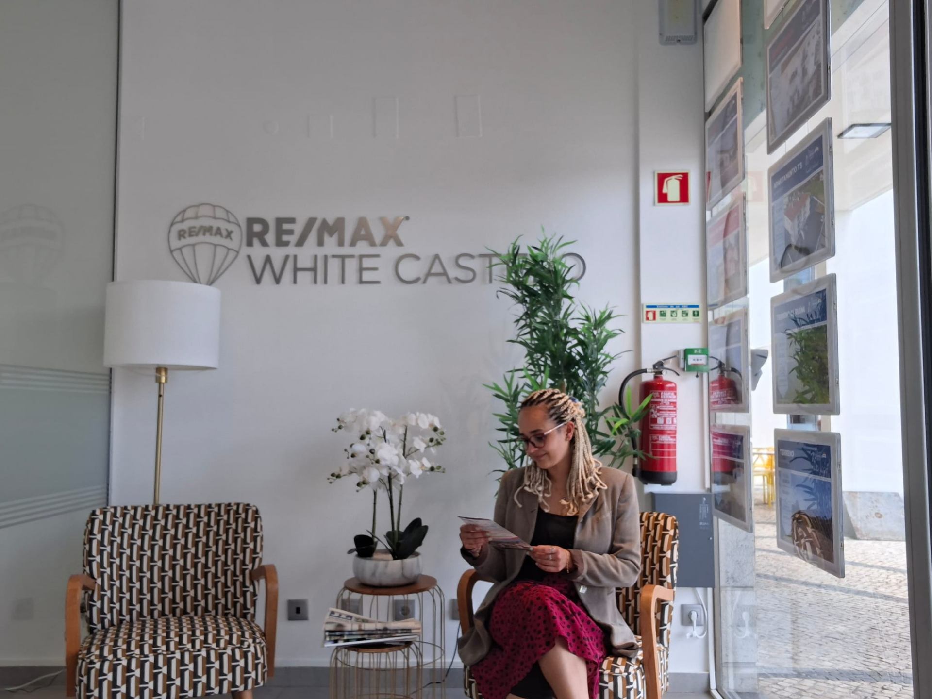 Miriam Castro a ler no escritório RE/MAX White Castelo